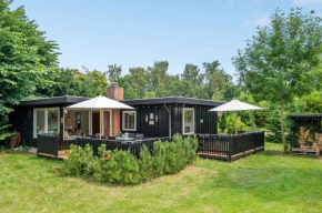 Cozy Cottage Near The Beautiful Rågeleje Beach, Vejby